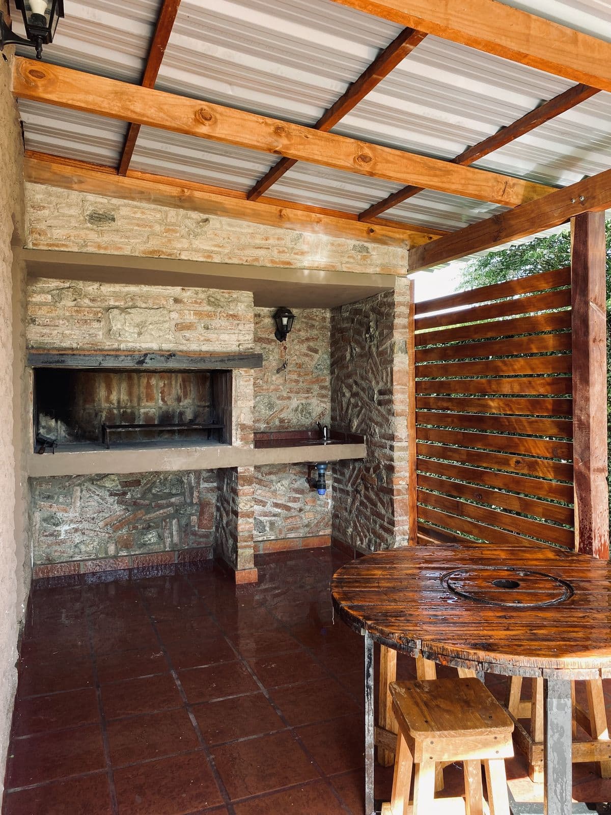 Cochera y asador de la Cabaña 03