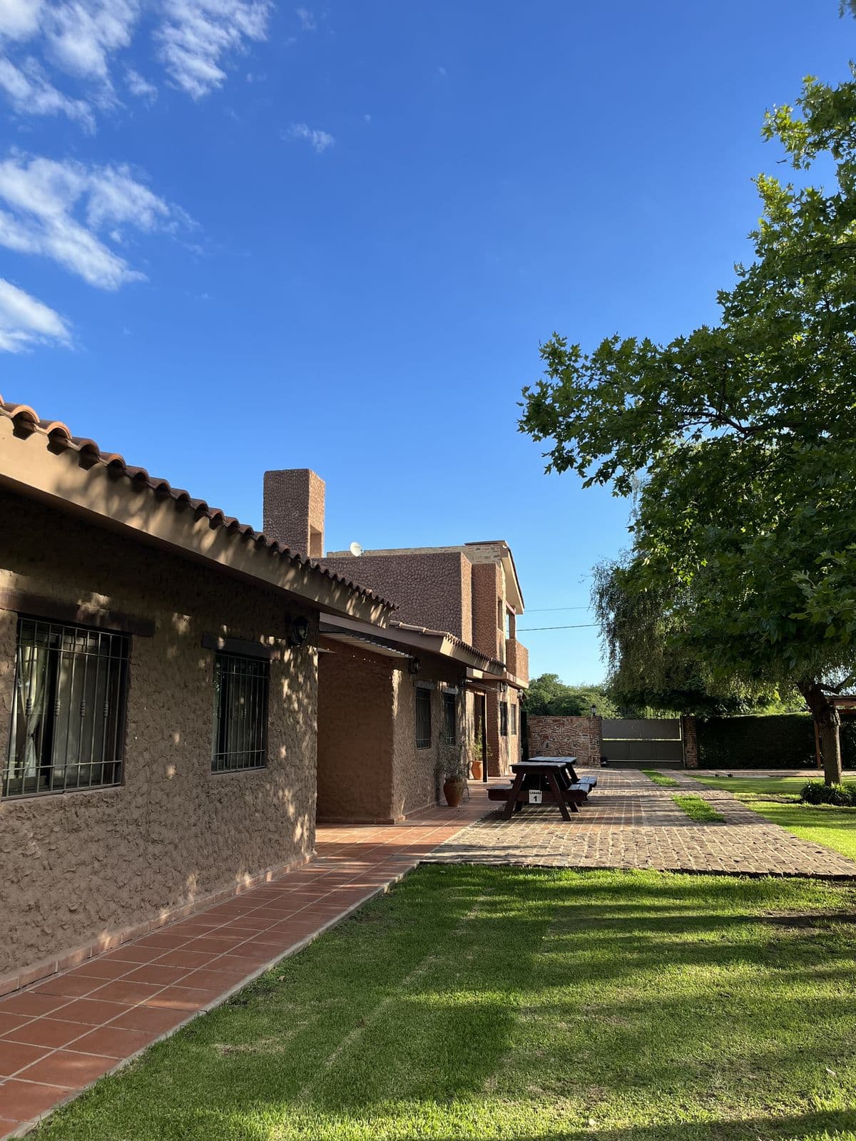 Exterior de una cabaña entre árboles