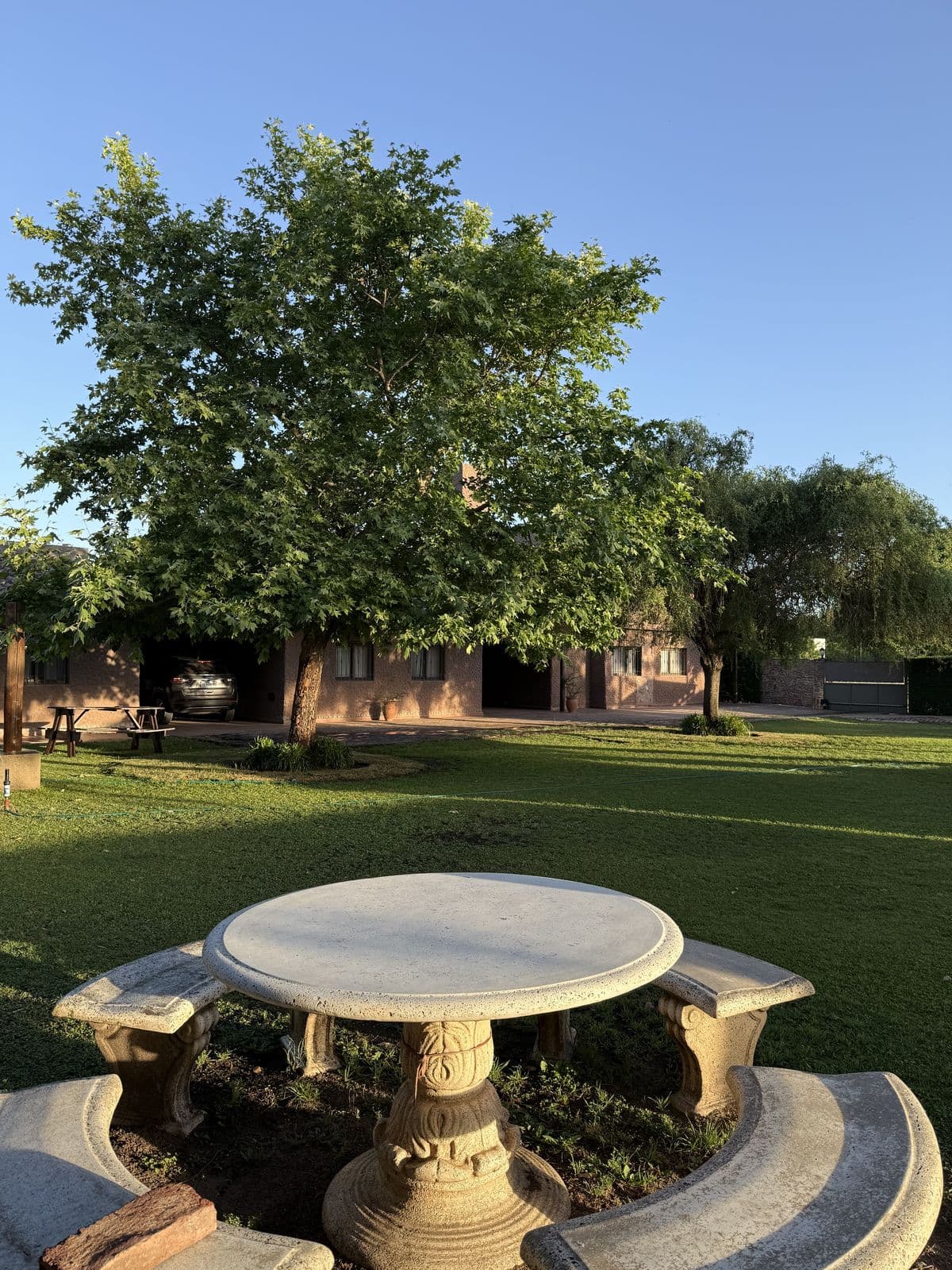 Parque y quincho al atardecer
