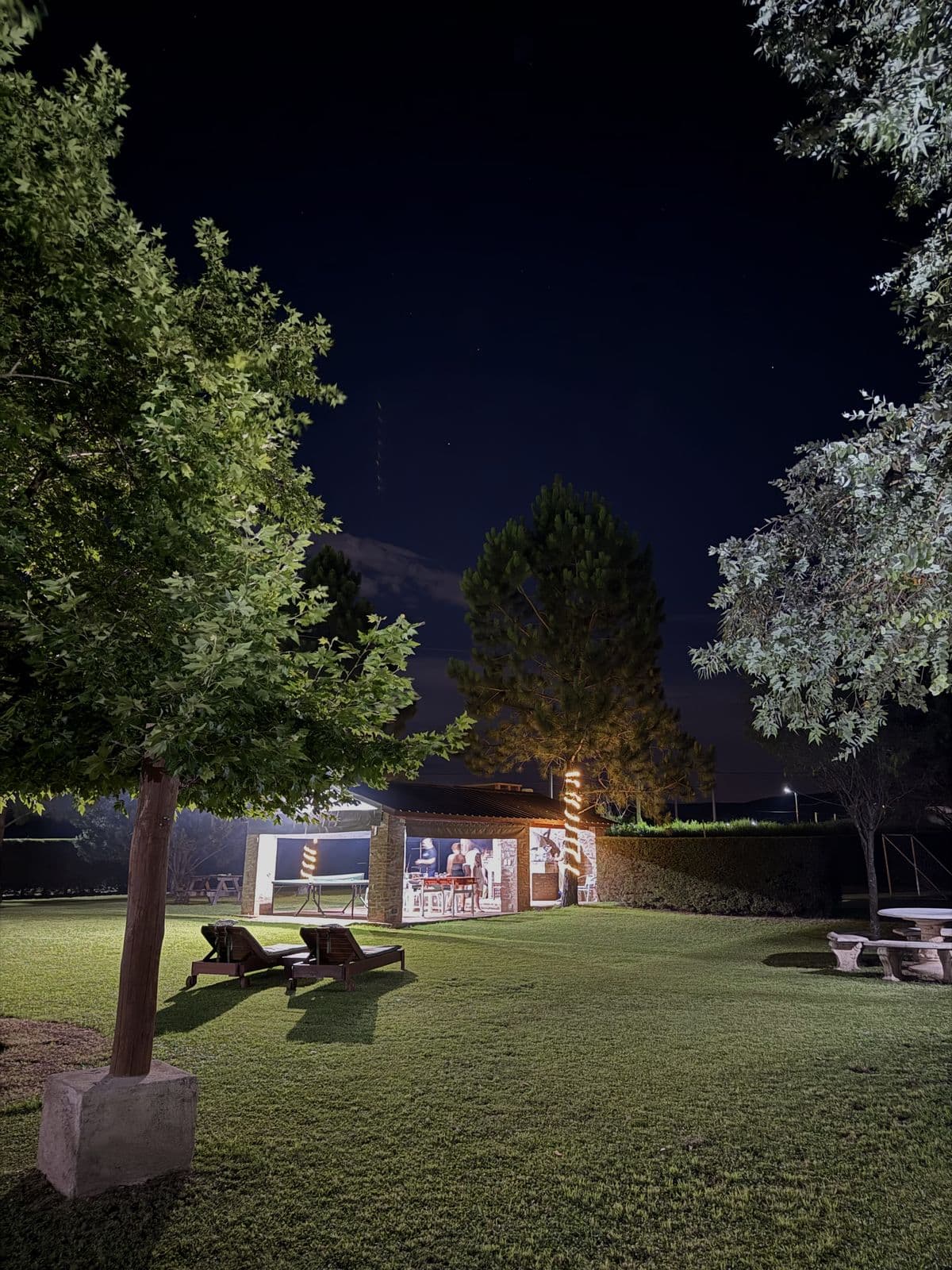 El quincho de noche con luces cálidas