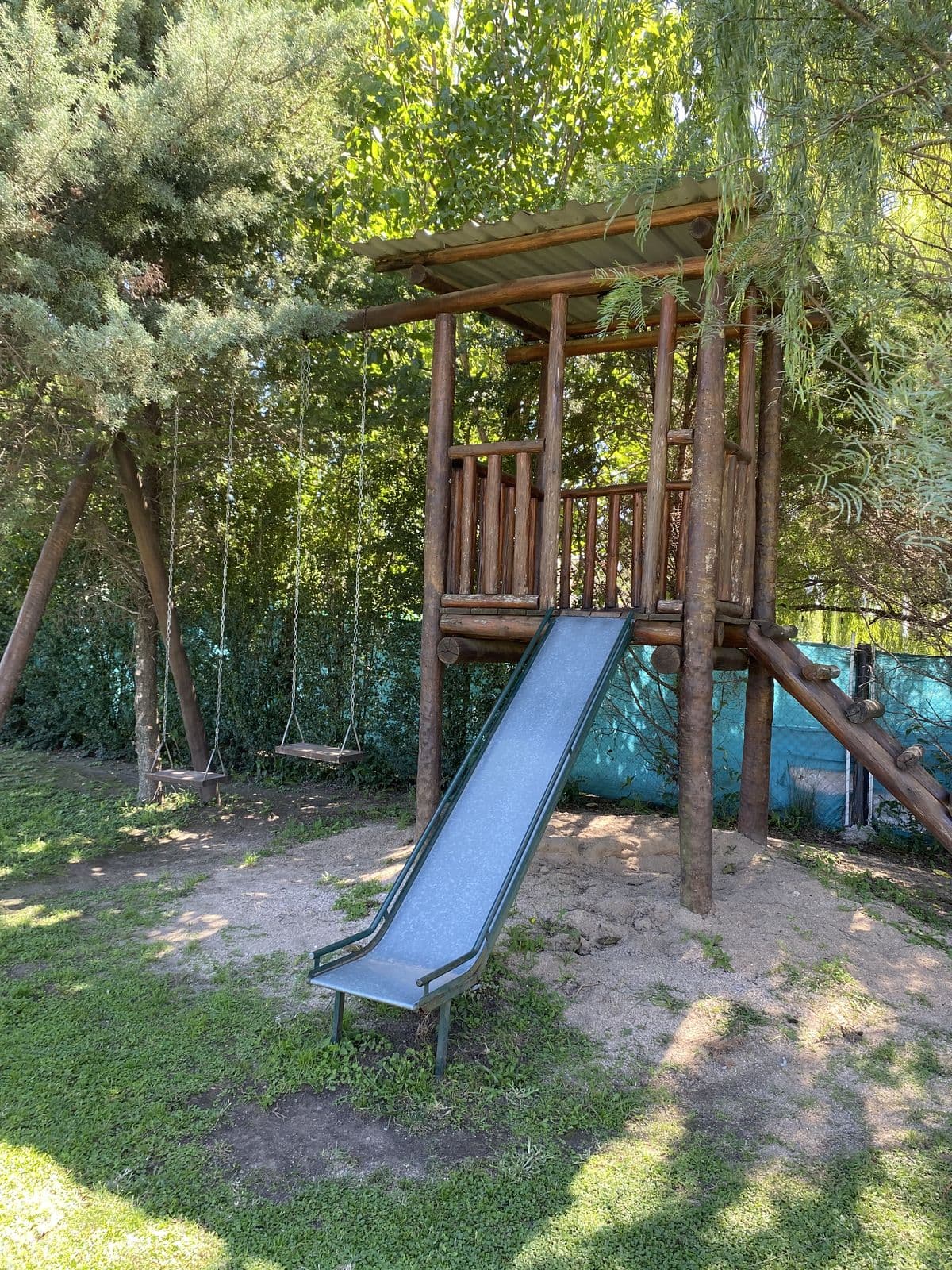Hamacas y tobogán en el parque