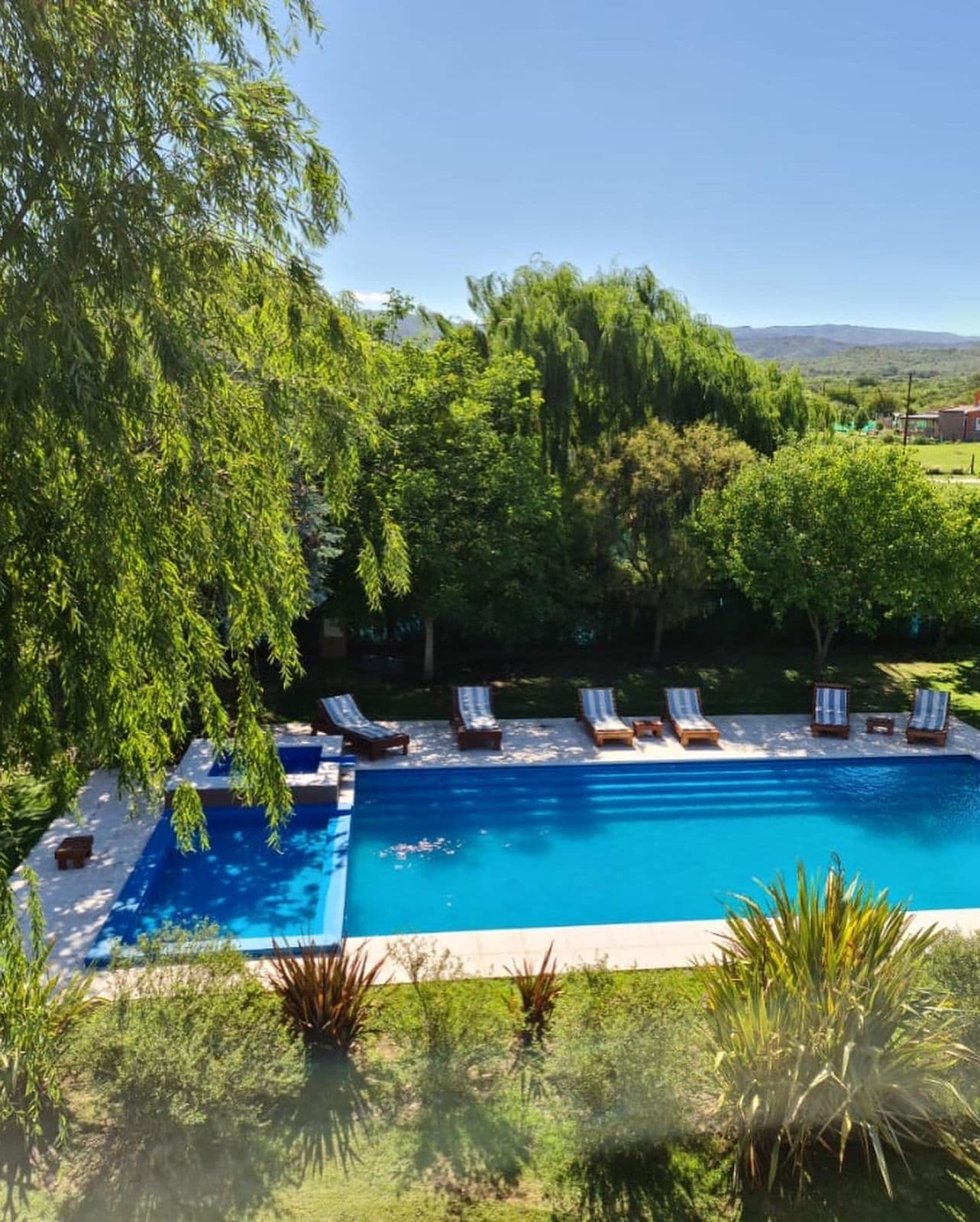 Piscina con solárium entre las sierras