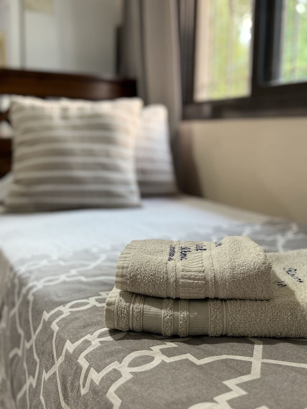 Detalle de toallas de Rincón del Alma sobre la cama